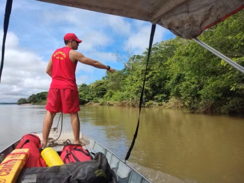 Bombeiros fizeram mergulhos livres em busca de criança desaparecida em Tocantinópolis — Foto: Divulgação/Bombeiros