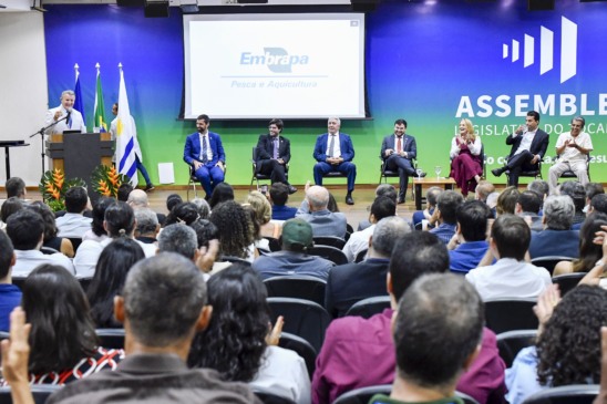 Prefeito Eduardo Siqueira anuncia asfalto para acesso à Embrapa durante posse de novo chefe-geral