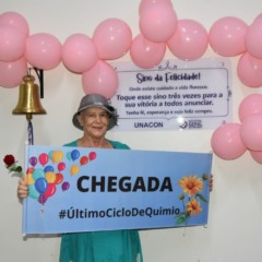 Paciente Rosenildes Dias Noleto celebra a cura do c&acirc;ncer ao tocar o Sino da Felicidade no HGP, ap&oacute;s seis meses de tratamento - Foto: Luciana Barros