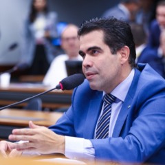 Comiss&atilde;o da C&acirc;mara aprova PEC do fim da escala 6x1; Ricardo Ayres vota a favor