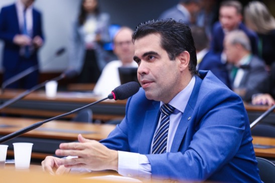 Comissão da Câmara aprova PEC do fim da escala 6x1; Ricardo Ayres vota a favor