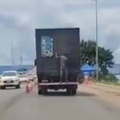 Homem &eacute; flagrado &ldquo;pegando carona&rdquo; na traseira de caminh&atilde;o em ponte no TO; V&Iacute;DEO