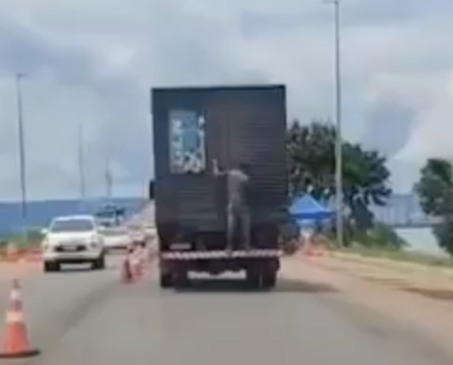 Homem é flagrado “pegando carona” na traseira de caminhão em ponte no TO; VÍDEO