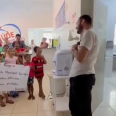 Moradores fazem homenagem emocionante a m&eacute;dico durante despedida em comunidade no sul do Tocantins; V&Iacute;DEO