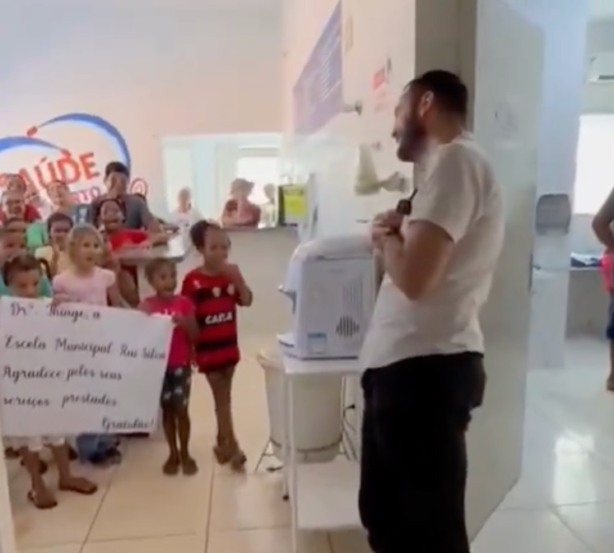Moradores fazem homenagem emocionante a médico durante despedida em comunidade no sul do Tocantins; VÍDEO