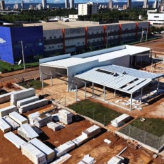 Equipes trabalham na instala&ccedil;&atilde;o de pain&eacute;is isot&eacute;rmicos e na montagem da estrutura - Foto: Alexandro do Carmo Silva