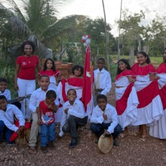A pedagoga Maria L&iacute;via Rodrigues Valadares com as crian&ccedil;as do projeto 