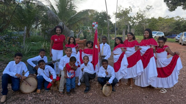 A pedagoga Maria Lívia Rodrigues Valadares com as crianças do projeto 
