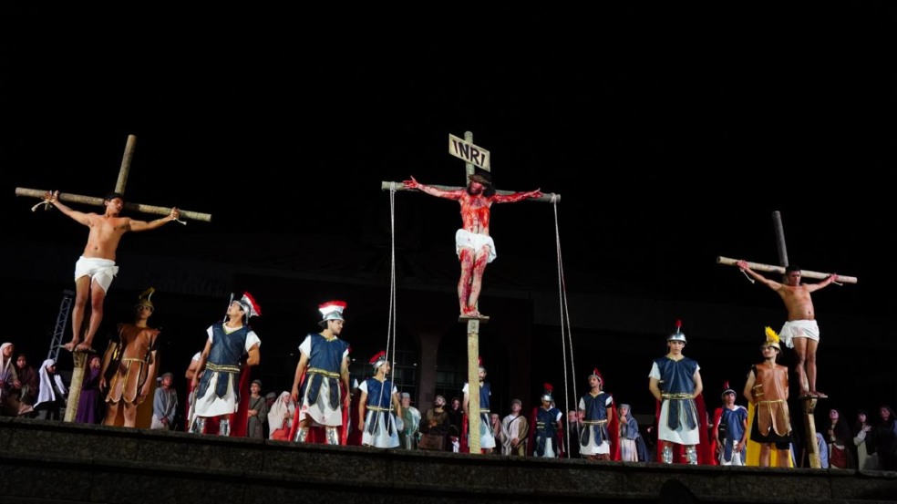 Elenco emociona público durante encenação da Paixão de Cristo na Praça dos Girassóis, em Palmas, reunindo fé, arte e cultura - Foto: Paulo Gualberto/Governo do Tocantins Elenco emociona público durante encenação da Paixão de Cristo na Praça dos Girassóis, em Palmas, reunindo fé, arte e cultura - Foto: Paulo Gualberto/Governo do Tocantins