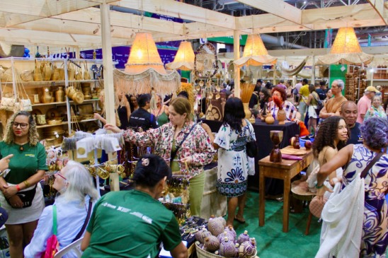 Público visita o estande do Tocantins e conhece a produção artesanal do estado durante a feira - Foto: Paulo Gualberto/Governo do Tocantins