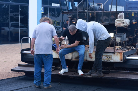 Eduardo Siqueira inicia nova frente de recapeamento no Bertaville e prepara obra de integração com ponte: “região há 30 anos não recebia asfalto com esse padrão de qualidade”