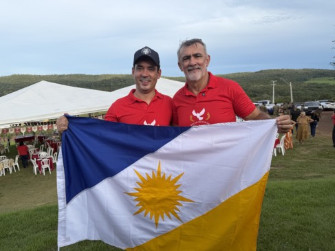 Com Amélio, Vicentinho Jr recebe populares e aliados políticos na Folia do Divino; Dupla afirma que pré campanha será com  “farofa, um frito e botina no pé”