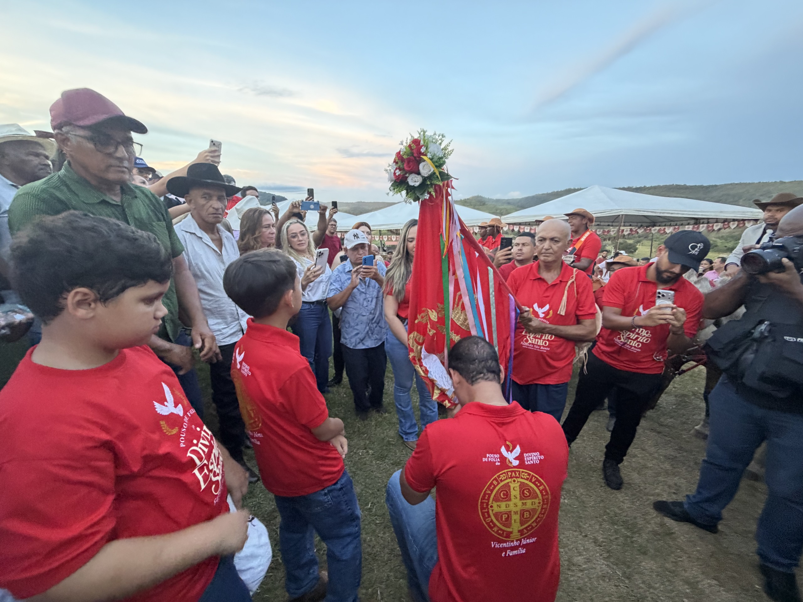 Com Amélio, Vicentinho Jr recebe populares e aliados políticos na Folia do Divino; Dupla afirma que pré campanha será com  “farofa, um frito e botina no pé”