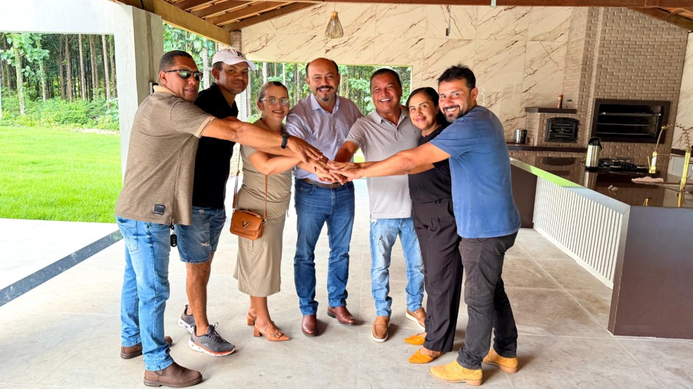 Em Axixá do Tocantins, prefeito Auri Wulange e 5 vereadores declaram apoio à pré-candidatura de Sandoval Cardoso Em Axixá do Tocantins, prefeito Auri Wulange e 5 vereadores declaram apoio à pré-candidatura de Sandoval Cardoso