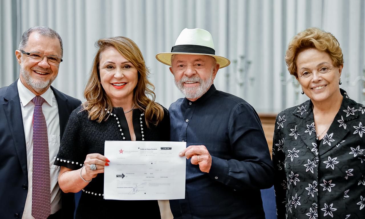 Kátia Abreu janta com Dilma e Lula e presidente faz questão de “abonar” sua chegada ao PT; Célio Moura se anima com possibilidade de pré-candidatura