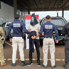 Suspeito foi entregue na fronteira do Brasil com o Paraguai - Foto: PCTO Divulga&ccedil;&atilde;o 