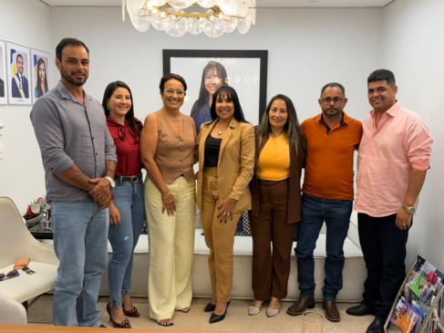 Deputada Janad Valcari entrega microtrator para associação de mulheres de Ponte Alta do Tocantins