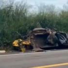 Caminhonete ficou completamente destru&iacute;da &mdash; Foto: Reprodu&ccedil;&atilde;o/TV Anhanguera