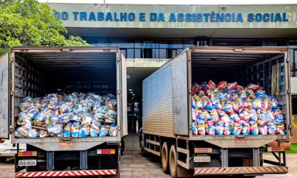 Caminhões com cestas básicas entregues durante a pandemia — Foto: Setas/Governo do Tocantins