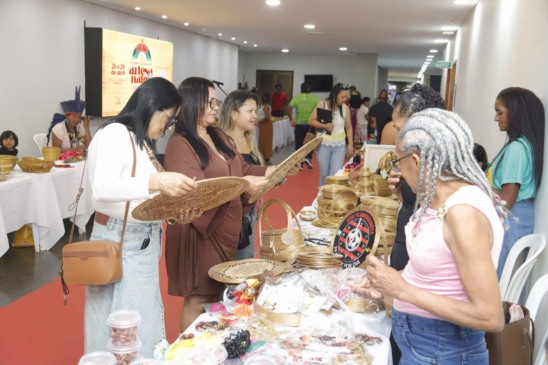  A 2ª Feira Mulheres Empreendedoras da Amazônia celebra o talento de artesãs indígenas e quilombolas, fortalecendo a economia criativa e preservando saberes 