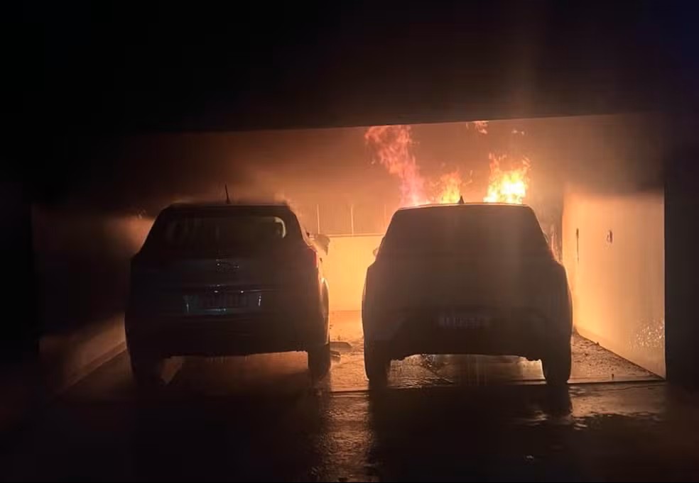 Carro elétrico pegou fogo enquanto estava carregando, em Palmas — Foto: Divulgação/Bombeiros Carro elétrico pegou fogo enquanto estava carregando, em Palmas — Foto: Divulgação/Bombeiros