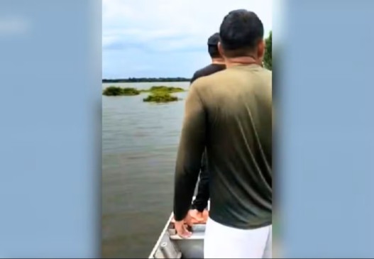 Bombeiros e moradores de São Félix do Araguaia fizeram buscas para localizar corpo de professor — Foto: Reprodução/TV Anhanguera