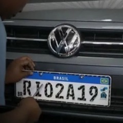 Comissão aprova volta de cidade e estado nas placas dos carros; entenda