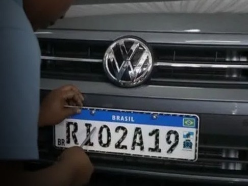 Comissão aprova volta de cidade e estado nas placas dos carros; entenda
