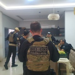 Policiais cumprindo mandados durante Operação Nêmesis em Gaura&iacute; &mdash; Foto: Divulga&ccedil;&atilde;o/PCTO