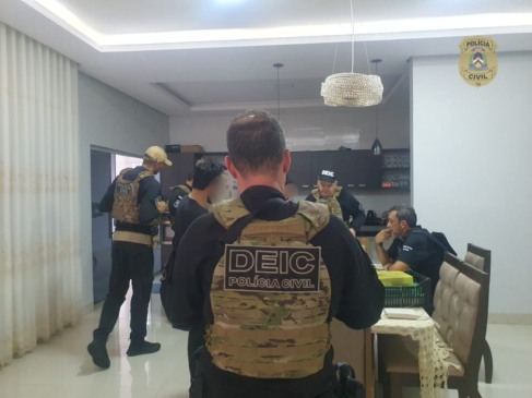Policiais cumprindo mandados durante Operação Nêmesis em Gauraí — Foto: Divulgação/PCTO