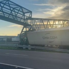 Passarela na BR-153 ficou danificada ap&oacute;s ser atingida por caminh&atilde;o &mdash; Foto: Reprodu&ccedil;&atilde;o/Jair Inoc&ecirc;ncio