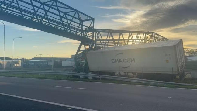 Passarela na BR-153 ficou danificada após ser atingida por caminhão — Foto: Reprodução/Jair Inocêncio