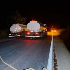 Rodovia BR-153 foi interditada ap&oacute;s caminh&atilde;o-tanque tombar na pista, em Aragua&iacute;na &mdash; Foto: Divulga&ccedil;&atilde;o/Bombeiros