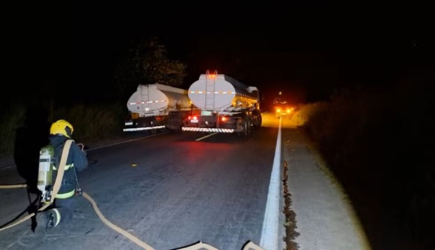 Rodovia BR-153 foi interditada após caminhão-tanque tombar na pista, em Araguaína — Foto: Divulgação/Bombeiros
