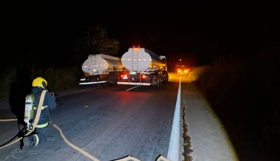 Rodovia BR-153 foi interditada após caminhão-tanque tombar na pista, em Araguaína — Foto: Divulgação/Bombeiros