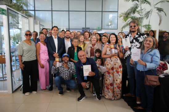  Autoridades políticas, amigos e familiares prestigiaram o lançamento das obras de Warner Pires na Câmara Municipal de Palmas - Foto de Isaías Bandeira/Matriz Marketing