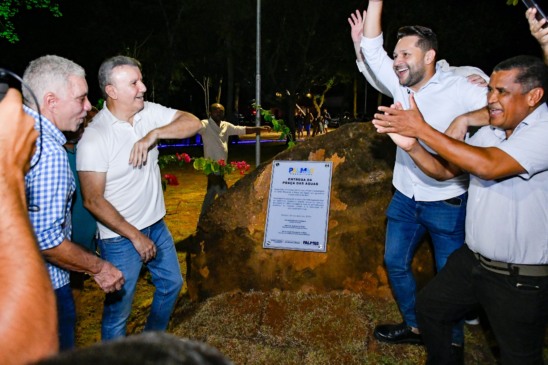 Prefeito Eduardo Siqueira entrega nova Praça das Águas e moradores do Bertaville comemoram: “É a realização do sonho de muita gente”