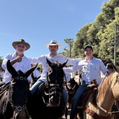 Am&eacute;lio marcou presen&ccedil;a na 51&ordm; Cavalgada de Gurupi ao lado de Vicentinho J&uacute;nior e Alexandre Guimar&atilde;es - Cr&eacute;ditos da imagem: Yasmin Borges/Ascom A.C.