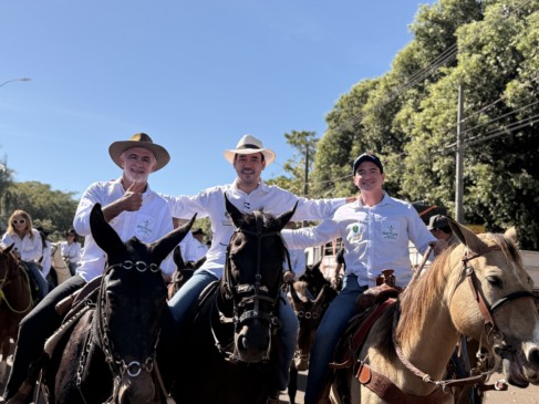 Amélio marcou presença na 51º Cavalgada de Gurupi ao lado de Vicentinho Júnior e Alexandre Guimarães - Créditos da imagem: Yasmin Borges/Ascom A.C.