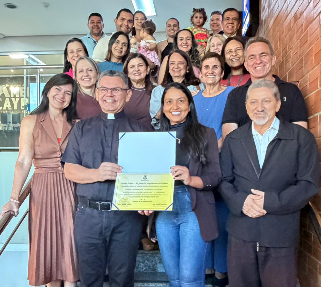 Deputada Vanda Monteiro homenageia Padre Josinaldo por serviços prestados ao Santuário de Fátima Deputada Vanda Monteiro homenageia Padre Josinaldo por serviços prestados ao Santuário de Fátima
