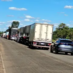Fila de at&eacute; 10 horas, crian&ccedil;as chorando e motoristas revoltados; travessia por balsa vira drama ap&oacute;s interdi&ccedil;&atilde;o