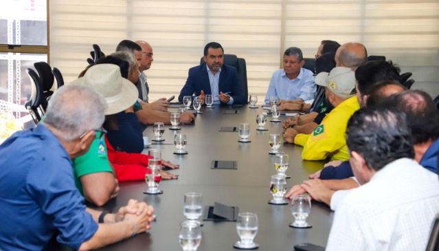 Governador Wanderlei Barbosa se reúne com servidores para esclarecer os impactos da decisão da Aleto sobre indenizações - Foto: Antônio Gonçalves/Governo do Tocantins 