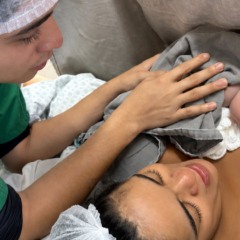 M&atilde;e pela primeira vez, D&eacute;bora Let&iacute;cia Barbosa Costa relatou a emo&ccedil;&atilde;o de vivenciar a hora dourada ap&oacute;s o parto - Foto: Divulga&ccedil;&atilde;o