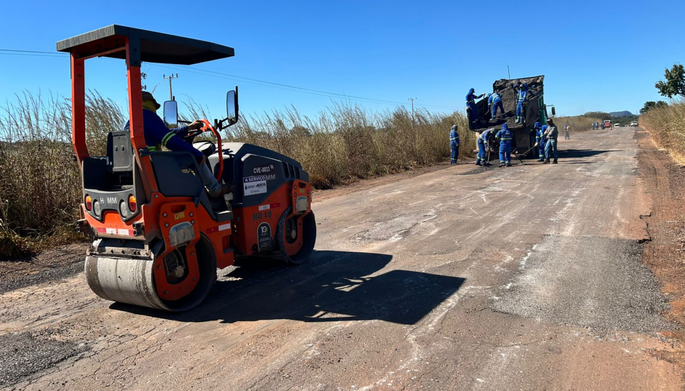 Manutenção emergencial na TO-280 integra as ações do Governo do Tocantins para garantir melhores condições de circulação no trecho entre Almas e Natividade - Crédito foto: Ageto/Governo do Tocantins Manutenção emergencial na TO-280 integra as ações do Governo do Tocantins para garantir melhores condições de circulação no trecho entre Almas e Natividade - Crédito foto: Ageto/Governo do Tocantins