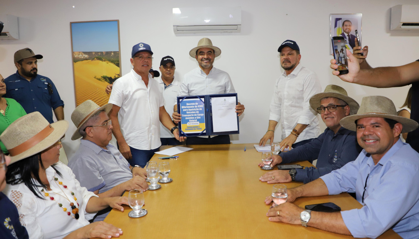 Governador Wanderlei Barbosa assina decreto que prevê diferimento do ICMS para aquisição de veículos movidos a gás natural - Foto: Esequias Araújo/Governo do Tocantins
