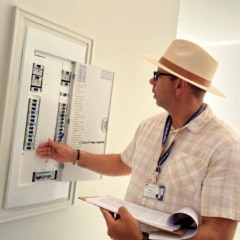 Fiscaliza&ccedil;&atilde;o encontra riscos el&eacute;tricos e falhas estruturais em prefeitura de Brejinho