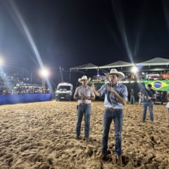Sem citar nomes, Deputado dispara em arena de rodeio: &ldquo;Tem pr&eacute; candidato a&iacute; com o gog&oacute; grosso igual vendedor de rede&rdquo;