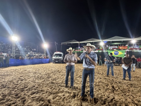 Sem citar nomes, Deputado dispara em arena de rodeio: “Tem pré candidato aí com o gogó grosso igual vendedor de rede”