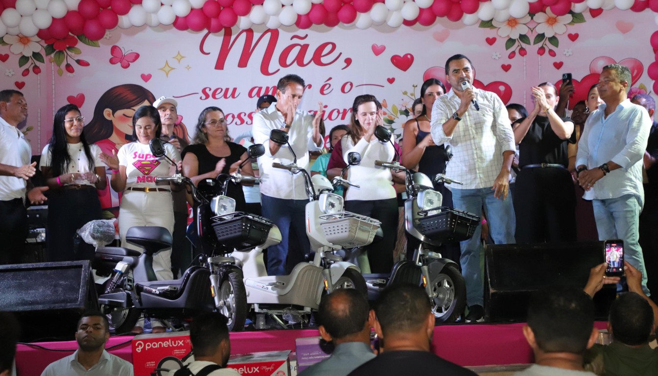 Governador participa da Festa das Mães e inauguração do Estádio Municipal em Axixá; Dorinha e Gaguim também prestigiam 