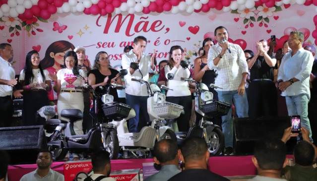 Governador participa da Festa das Mães e inauguração do Estádio Municipal em Axixá; Dorinha e Gaguim também prestigiam 